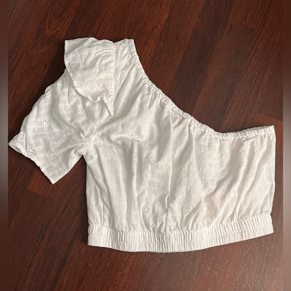 Universal Thread one shoulder eyelet top size Small